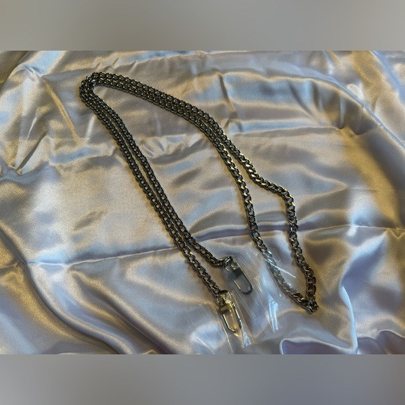 BEAUTIFUL SILVER CHAIN - 47”    Wallet not included - Picture 4 of 4